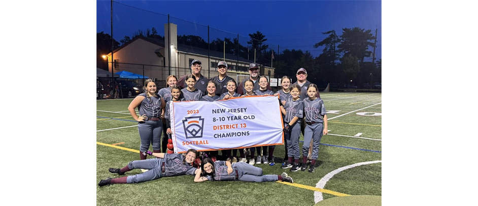 9/10 District Softball Champs 2023